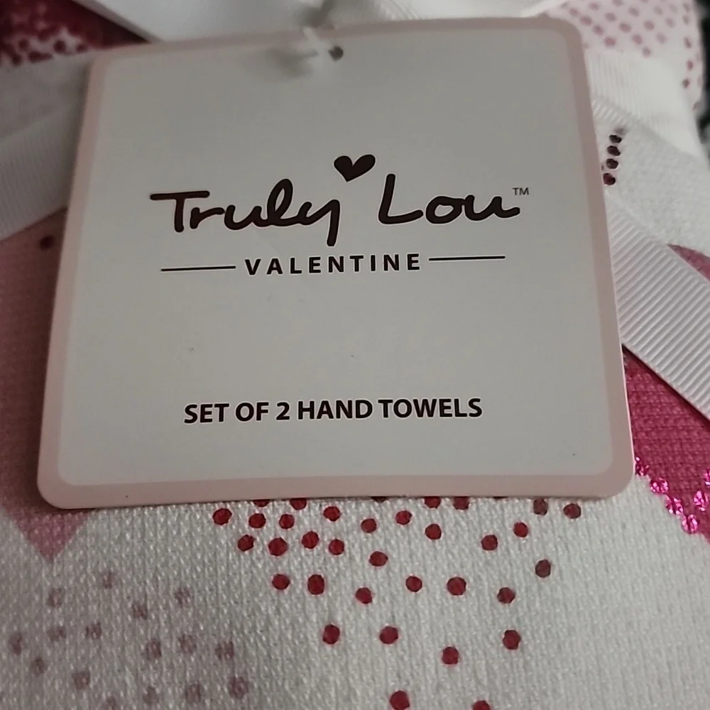✨️🩷NWT TRULY LOU VALENTINE 2PC SET OF HAND TOWELS✨️🩷✨️🩷